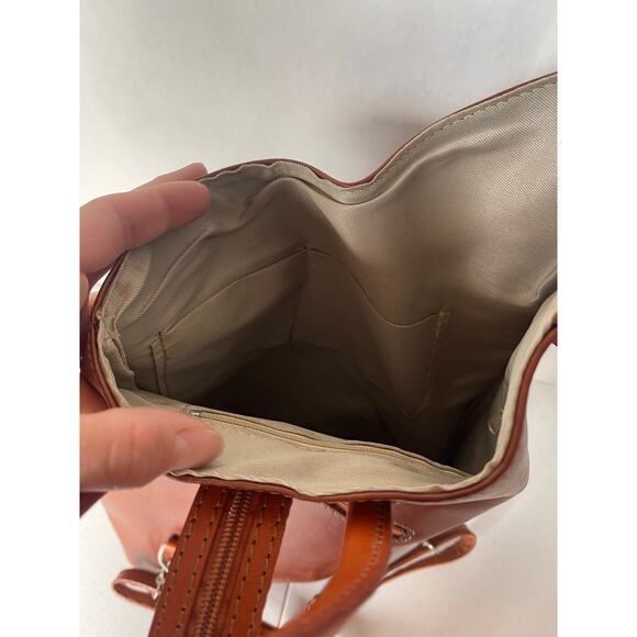 Vera Pelle Made in Italy Leather Shoulder Zip Sling backpack - Picture 8 of 8